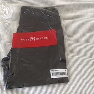 Ruby Ribbon Capri Leggings M